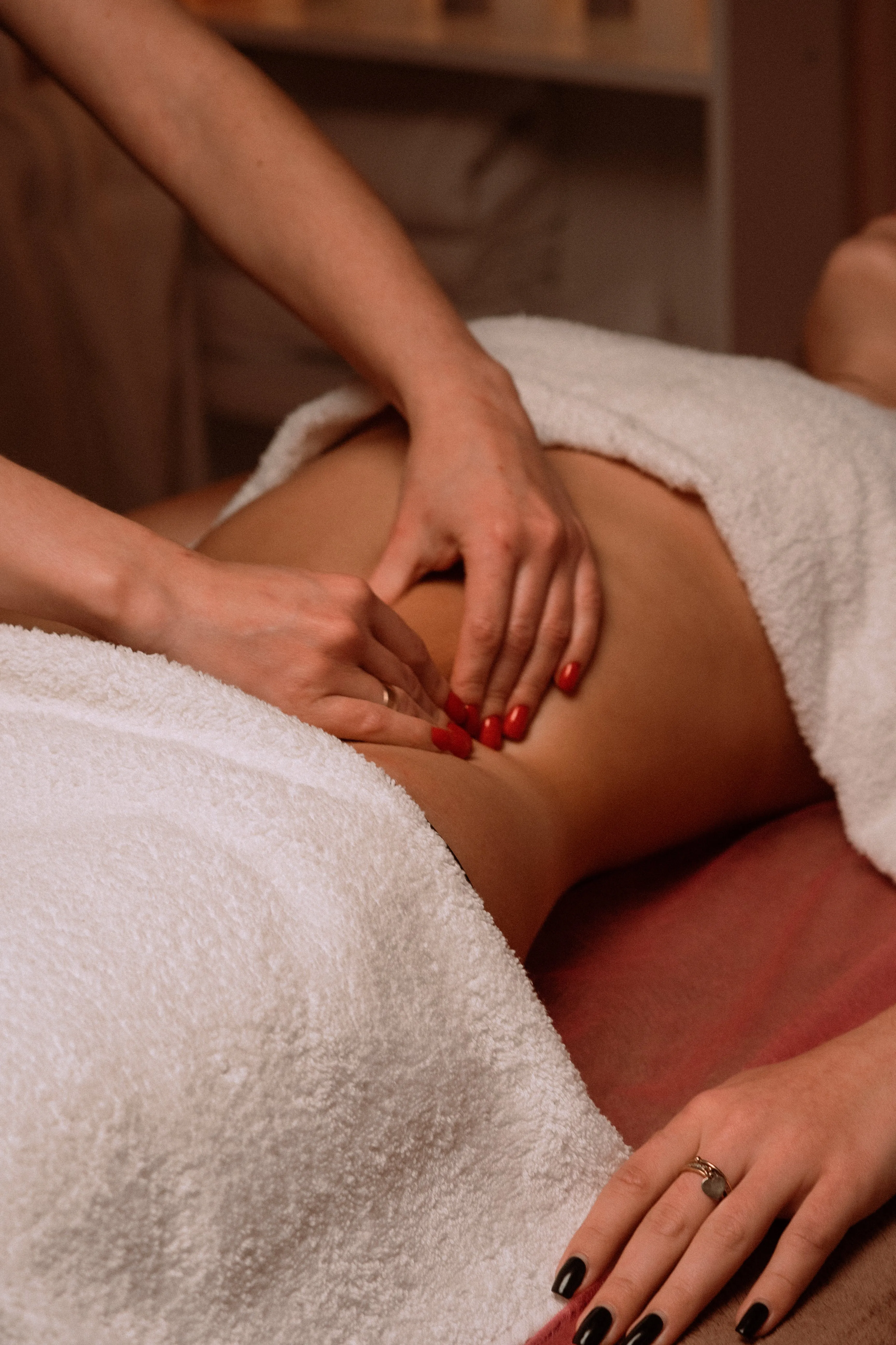 Vrouw die een dermalgie massage krijgt